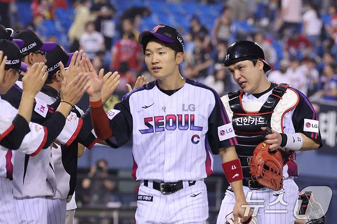 27일 오후 서울 잠실야구장에서 열린 프로야구 '2025 신한 SOL뱅크 KBO 리그' KIA와 LG의 경기에서 박동원을 비롯한 LG 선수들이 4대 3으로 승리한 후 기쁨을 나누고 있다. 2025.6.27/뉴스1 ⓒ News1 신웅수 기자