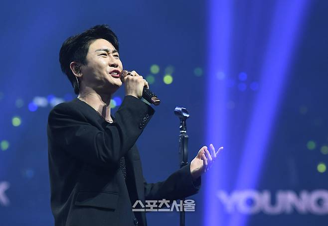 가수 영탁이 21일 오후 인천 중구 인스파이어 아레나에서 열린 제34회 ‘서울가요대상’에서 열정적인 무대를 선보이고 있다. 2025. 6. 21.  인천 | 박진업 기자 upandup@sportsseoul.com