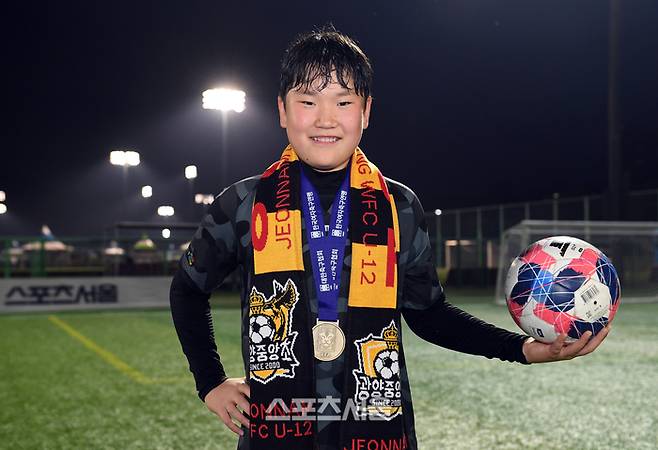 전남 광양중앙초 골키퍼 임효원이 26일 경남 합천에서 열린 ‘2025 스포츠케이션 명품도시 합천에서 펼쳐지는 제33회 여왕기 전국여자축구대회’ 초등부 경북 상대초와 결승에서 무실점하며 팀의 우승을 이끈 뒤 GK상을 수상하고 취재진을 향해 포즈를 취하고 있다. 2025. 6. 26. 합천 | 박진업 기자 upandup@sportsseoul.com