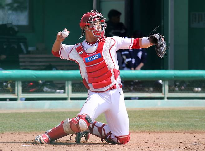SSG 이율예가 강화SSG퓨처스필드에서 열린 2025 KBO 퓨처스리그 두산전에서 포수 수비를 소화하고 있다. 사진 | SSG 랜더스