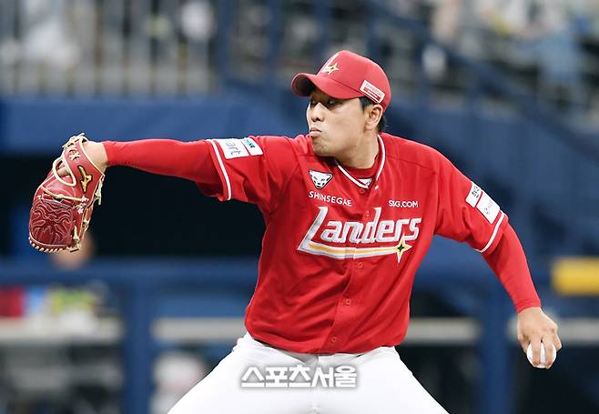 SSG 김택형이 18일 고척스카이돔에서 열린 2025 KBO리그 키움과 경기 7회말 등판해 힘차게 공을 던지고 있다. 고척 | 박진업 기자 upandup@sportsseoul.com