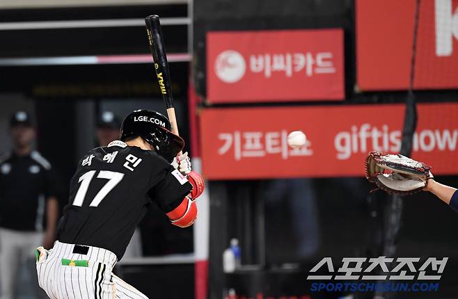 26일 수원KT위즈파크에서 열린 KBO리그 KT 위즈와 LG 트윈스의 경기. 9회초 무사 2루 LG 박해민이 KT 마무리 박영현 직구에 맞고 있다. 수원=박재만 기자 pjm@sportschosun.com/2025.06.26/