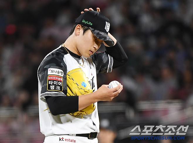 11일 수원 KT위즈파크에서 열린 롯데-KT전. 8회초 만루 위기에서 등판해 역전을 허용한 박영현이 아쉬워하고 있다. 수원=정재근 기자 cjg@sportschosun.com/2025.6.11/