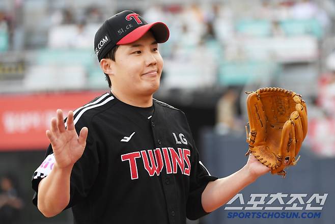 1회 실점 위기를 병살 처리하며 깔끔하게 막은 뒤 해맑은 표정.