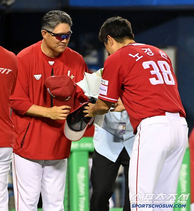 노경은에 축하 꽃다발을 전하는 이숭용 감독
