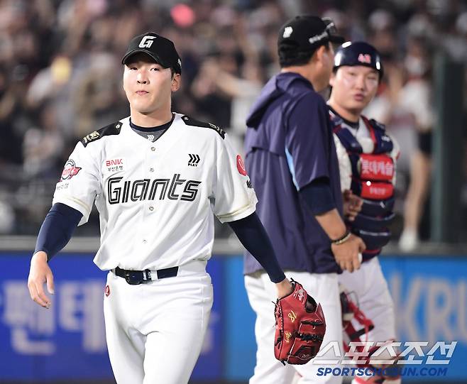 27일 부산 사직구장에서 열린 롯데와 KT의 경기. 7회 역전 허용 후 강판 당하는 롯데 최준용. 부산=송정헌 기자songs@sportschosun.com/2025.06.27/
