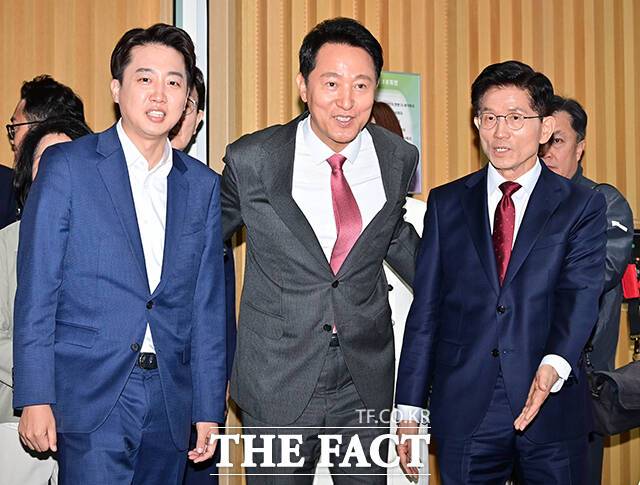 지방선거를 1년여 앞두고 오세훈 서울시장이 개혁신당과의 합당 가능성을 언급했다. 다만 대선 내내 단일화·합당 이슈로 곤욕을 치렀던 개혁신당은 일찌감치 거리를 두는 분위기다. /임영무 기자(현장풀)