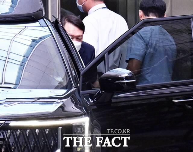 서울아산병원에서 퇴원하고 있는 김건희 씨. /이새롬 기자