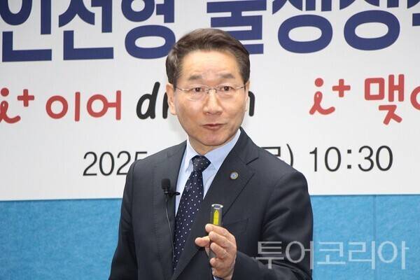 유정복 인천시장이 13일 오전 인천시청 브리핑룸에서 기자회견을 열고 인천형 출생정책의 선순환 구조 완성을 위한 2025년 지원정책에 대해 발표하고 있다. 2025.03.13. / 투어코리아 이창호 기자