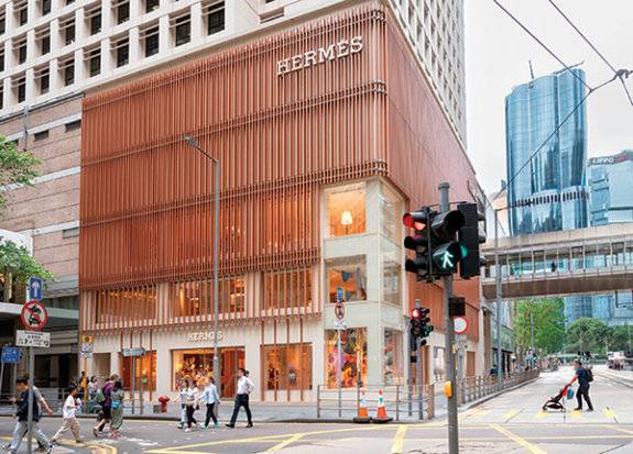 최근 럭셔리 시장이 침체를 맞은 가운데 에르메스는 희소성을 앞세워 독보적인 성장을 이어가고 있다.&nbsp;