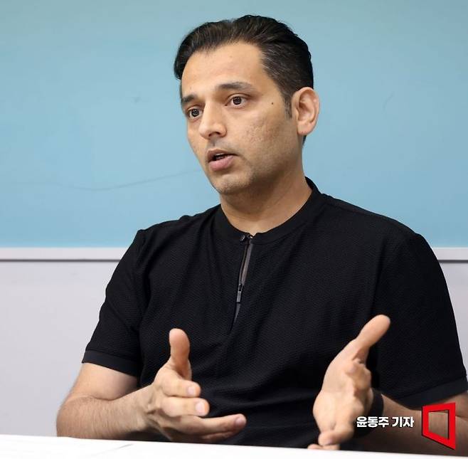 프라나브 미스트리 투플랫폼 대표가 아시아경제와 인터뷰를 하고 있다. 윤동주 기자