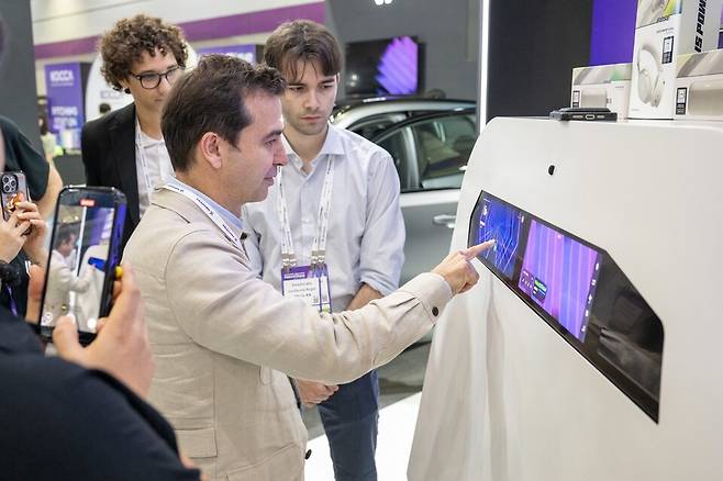 사진 : 스테판 드블레즈 르노코리아 사장이 넥스트라이즈에 마련된 르노 부스를 둘러보고 있다