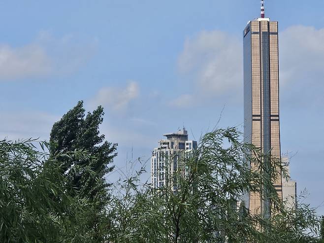 경기·강원 5mm 비... 체감온도 33도까지 ‘무더위’ [오늘날씨]= 금요일인 27일 날씨는 중부지방과 전북은 대체로 흐리겠으나, 그 밖의 지역은 가끔 구름 많겠다. 새벽(00~06시)부터 오전(06~12시) 사이 경기북부에 비가 내리는 곳이 있겠고, 서울.인천.경기남서부에는 0.1mm 미만의 빗방울이 떨어지는 곳이 있겠다. 당분간 내륙을 중심으로 낮 기온이 30도 이상 오르겠고, 특히 남부지방을 중심으로 최고체감온도가 31도 이상(남부지방 33도 내외) 올라 덥겠다. ©서울, 서울날씨, 오늘날씨, 내일날씨