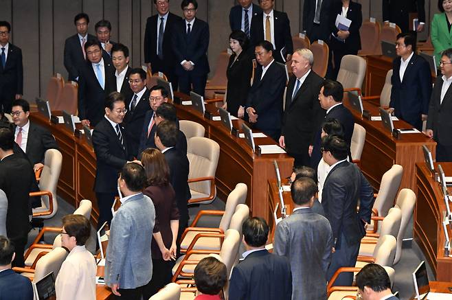 이재명 대통령이 26일 국회 본회의장에서 2차 추가경정예산안 시정연설을 마친 뒤 국민의힘 의원들과 인사하고 있다. 이 대통령이 퇴장하며 국민의힘 의원석으로 가자 야당 의원들은 자리에서 일어나 악수를 나눴다. 일부 의원은 김민석 총리 후보자 인준에 반대한다는 입장을 전했다./남강호기자