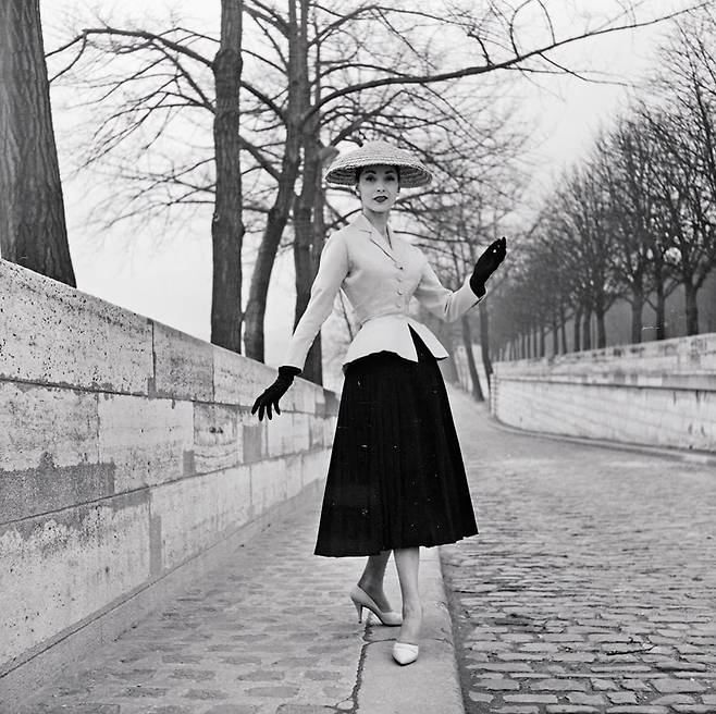 1947 오트 쿠튀르 봄여름 바(bar) 자켓. 디올의 아이콘이자 탁월한 노하우를 바탕으로 탄생한 하우스 스타일으로 자리잡았다. ⓒAssociation Willy Maywald/ADAGP, Paris, 2025 /디올 제공