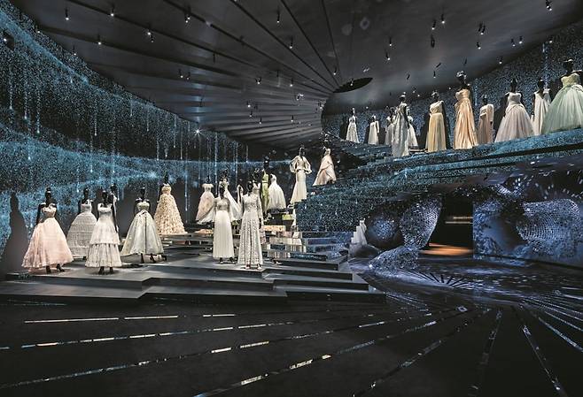 한국계 미국인 아티스트 수 써니 박 작가가 작업한 무도회 드레스 전시 공간. ⓒKYUNGSUB SHIN /디올 제공