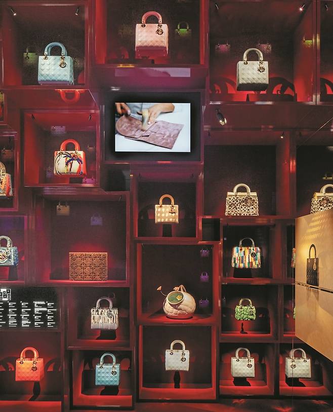 유명 한국 작가 등이 재해석한 레이디 디올 백을 위한 예술적인 공간. '디올 레이디 아트(Dior Lady Art)' 프로젝트에서 선보인 9명의 아티스트와 '레이디 디올 애즈 신 바이(Lady Dior As Seen By)' 콘셉트에 참여한 17명의 아티스트가 완성한 많은 작품을 만나볼 수 있다. ⓒKYUNGSUB SHIN /디올 제공