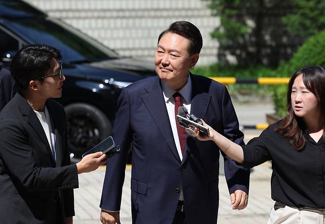 윤석열 전 대통령이 23일 오전 서울 서초구 서울중앙지방법원에서 내란 우두머리 혐의 사건 8차 공판에 출석하고 있다. /뉴스1