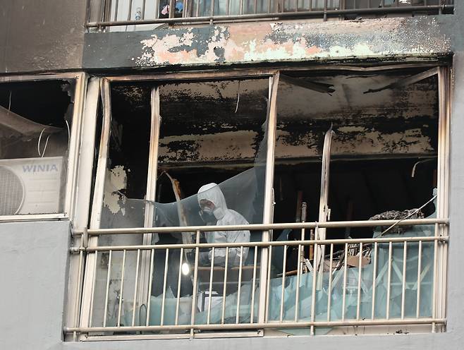 지난 24일 오전 어린이 2명이 숨진 부산진구의 한 아파트 화재 현장에서 소방당국과 경찰 등 관계 기관이 합동감식을 벌이고 있다. /연합뉴스