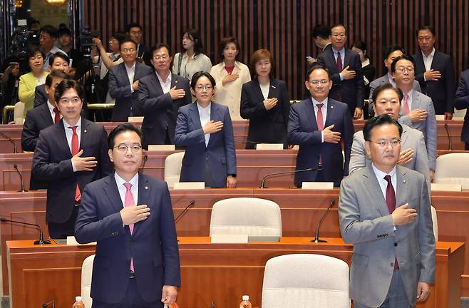 국민의힘 송언석 원내대표를 비롯한 의원들이 26일 서울 여의도 국회에서 열린 의원총회에서 국기에 대한 경례를 하고 있다. /남강호 기자
