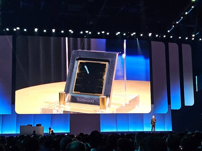 지난 4월 미국 라스베이거스에서 열린 '구글 클라우드 넥스트 2025'에서 공개된 구글의 7세대 TPU '아이언우드'./연합뉴스