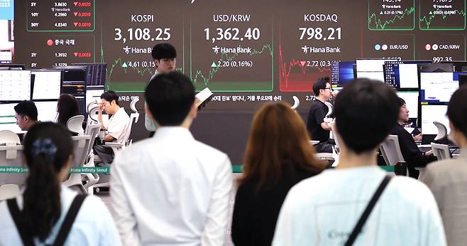 서울 중구 하나은행 딜링룸 전광판에 코스피 종가가 표시되고 있다./뉴스1 제공