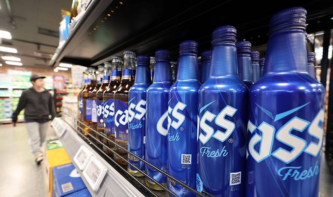 서울 시내 한 대형마트에 오비맥주 제품인 '카스'가 진열돼 있다. /뉴스1