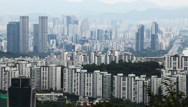 지난 24일 서울 중구 남산에서 시내 아파트가 보이고 있다. /뉴스1