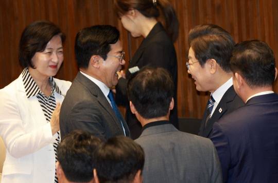 이재명 대통령이 26일 국회에서 추가경정예산 시정연설을 위해 본회의장에 입장하며 더불어민주당 박찬대 의원과 인사하고 있다. 연합뉴스