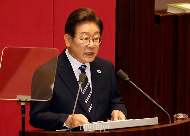 이재명 대통령이 지난 26일 서울 여의도 국회에서 열린 본회의에서 2025년도 제2회 추가경정예산안 시정연설을 하고 있다.ⓒ뉴시스