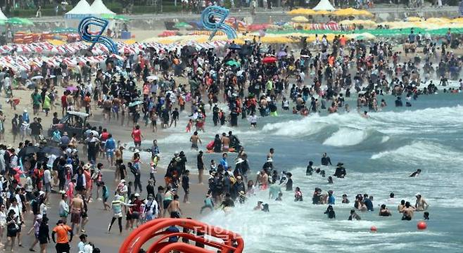 부산 해운대구 해운대해수욕장을 찾은 시민과 관광객들이 물놀이를 즐기고 있다.ⓒ뉴시스
