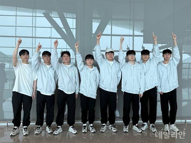 T1 선수단과 코치진이 27일 MSI 출전을 위해 인천국제공항 제2여객터미널에 모여 T1의 시그니처 포즈를 취하고 있다.ⓒ데일리안 황지현 기자