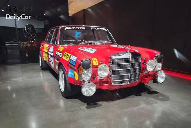 AMG 300 SEL 6.8 투어러 (메르세데스-벤츠 차량을 개조한 레이싱카, 1971년 벨기에 스파 24시 내구 레이스 우승) (AMG 아팔터바흐 공장)