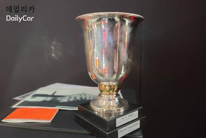 AMG가 메르세데스-벤츠 차량을 개조한 300 SEL 6.8 투어러 레이싱카로 1971년 벨기에 스파 24시 내구 레이스에서 1위 차지한 우승컵) (AMG 아팔터바흐 공장)