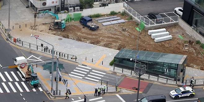 27일 서울 서초구 교대역 인근에서 포크레인 작업 중 도시가스 배관이 파손되면서 가스가 역사 내부로 유입되는 사고가 발생해 경찰, 소방 당국이 현장을 수습하고 있다. 2025.06.27. 서울=뉴시스