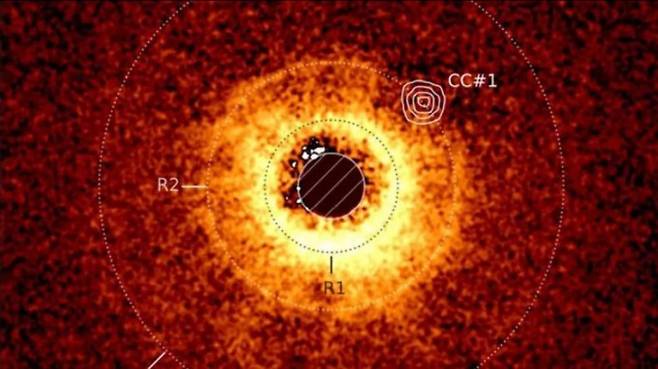 제임스웹우주망원경으로 관측한 이미지와 유럽남방천문대(ESO)의 초거대 망원경(VLT)의 이미지를 활용해 만든 외계항성 ‘TWA 7’ 주위 원반 이미지. 네모난 표시에 목성 질량 30% 크기의 외계행성 ‘TWA 7b’가 있다. 사진 출처 JWST/ESO/라그랑주
