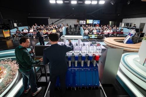 ‘720 Day’에 참석한 일반인이 연금복권720+ 추첨 검수 작업에 참여하고 있다.  [동행복권 제공]