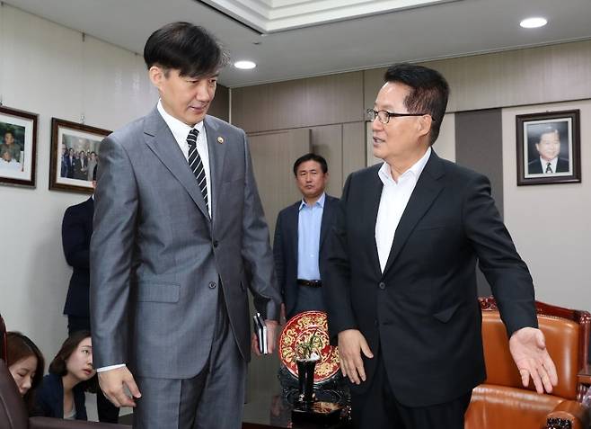 2019년 9월 19일 당시 조국 법무부장관이 서울 여의도 국회 의원회관에서 박지원 대안정치연대 의원을 만나 인사하고 있다.  뉴스1