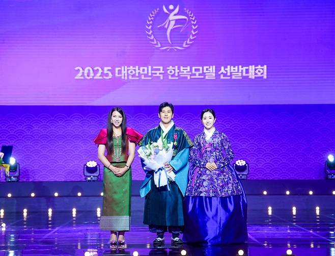 정사무엘 한문화진흥협회장(가운데)이 지난 21일 인천 영종도 인스파이어 리조트에서 열린 '2025 한복모델 선발대회'에 앞서 한-캄보디아 양국 문화외교에 기여한 공로를 인정받아 캄보디아 정부를 대신해 찌릉 보톰랑세이(왼쪽,H.E. Chring Botumrangsay) 주한 캄보디아 대사로부터 '사하메트레이 훈장(Sahametrei Medal)' 를 수훈했다. 오른쪽은 정 회장의 부인 장채린씨. 한문화진흥협회 제공