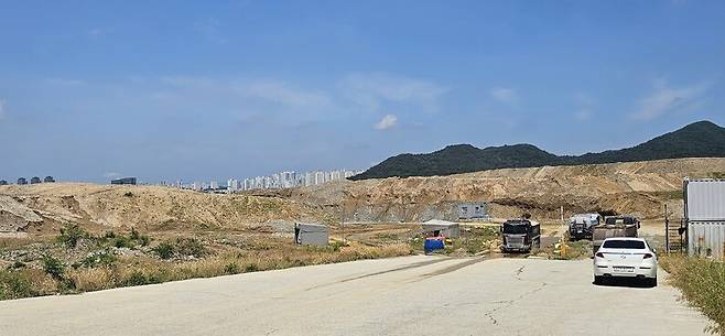 지난 15일 ‘국회 세종 의사당 예정 부지’ 안쪽 모습. 한국토지주택공사(LH)가 국회 세종 의사당 건립용으로 터다지기 작업을 하고 있다. 최예린 기자