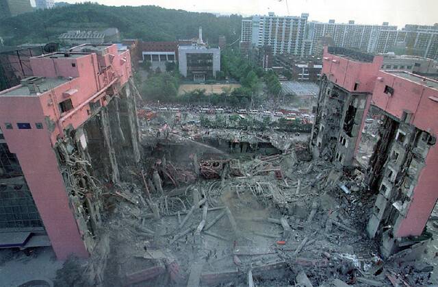 삼풍백화점 참사가 발생한 지 이틀째인 지난 1995년 6월30일 당시 사고 현장 모습. 한겨레 자료사진