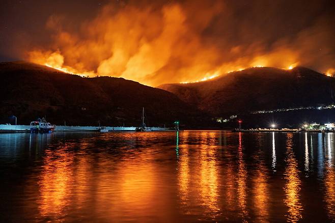 지난 24일(현지시각) 그리스 키오스 섬 리티 항구에서 바라본 산불 전선의 모습. 키오스/EPA 연합뉴스