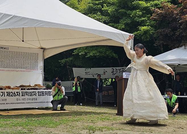 27일 오전 대전 동구 낭월동 ‘골령골’에서 진행된 ‘산내골령골학살희생자 합동위령제’에서 추모공연으로 임창숙씨가 해원상생춤을 추고 있다. 최예린 기자