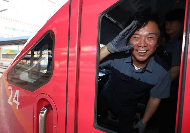 김영훈 고용노동부 장관 후보자가 2025년 6월23일 경북 김천역에서 아이티엑스(ITX)-마음을 운행하려 열차에 탑승해 배웅 나온 역무원에게 인사하고 있다. 김 후보자는 현직 한국철도공사(코레일) 기관사이며 전 전국민주노동조합총연맹(민주노총) 위원장이다. 연합뉴스