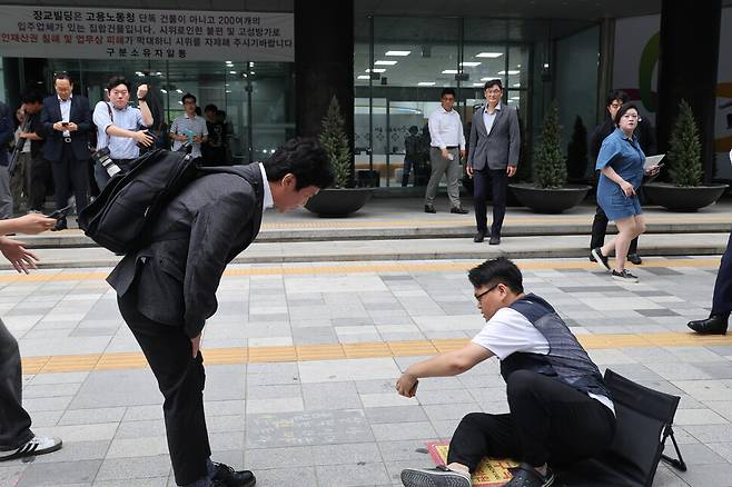 고용노동부 장관 후보자로 지명된 김영훈 전 민주노총 위원장이 6월24일 오후 청문회 준비 사무실이 마련된 서울 중구 장교빌딩으로 출근하며 건물 들머리에서 노숙 농성 중인 김정봉 금속노조 동부지역지회 부지회장에게 인사를 건네고 있다. 한겨레 김혜윤 기자 unique@hani.co.kr