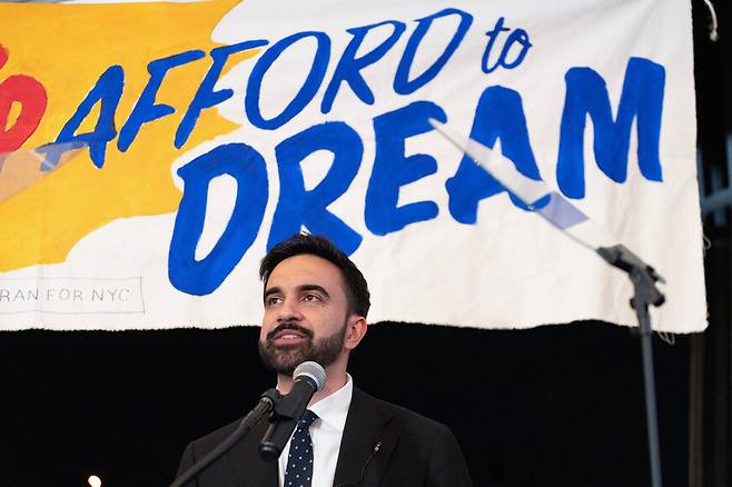 미국 뉴욕시장 후보 민주당 경선에서 깜짝 승리한 조란 맘다니 후보가 2025년 6월25일 새벽 지지자들에게 인사말을 하고 있다. UPI 연합뉴스