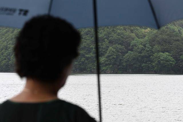 홍영희씨가 20일 강원도 춘천시 자택 앞 강을 바라보고 있다. 강예진 기자