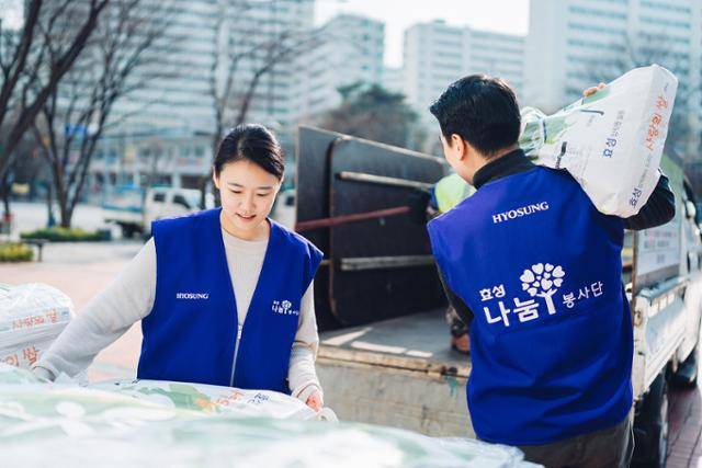 효성 임직원들이 서울 마포구 취약계층 주민들에게 전달할 ‘사랑의 쌀’을 옮기고 있다.
