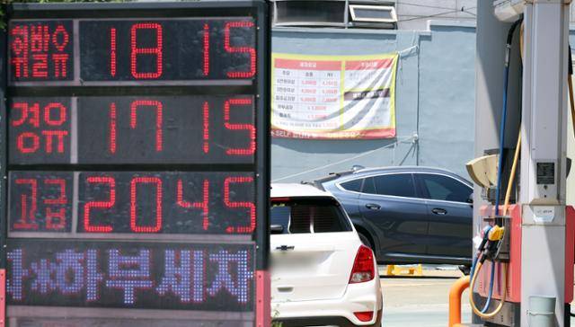 22일 서울 종로구 한 주유소에 휘발유와 경유 가격이 표시돼 있다. 뉴스1
