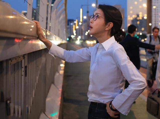 지난해 9월 10일 윤석열 당시 대통령의 배우자 김건희씨가 서울 마포대교 난간에 설치된 도르래를 직접 만져보고 있다. 대통령실 제공